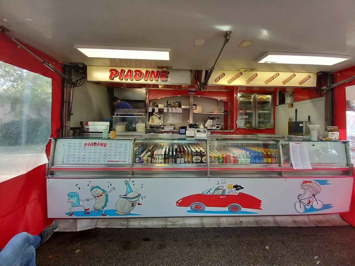 Il chiosco di Beppe e Tina, con l'insegna PIADINE e i disegni dipinti a mano