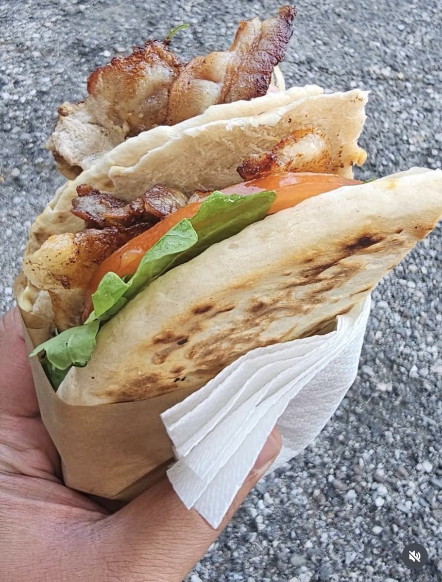 Piadina farcita con pancetta, pomodoro e rucola